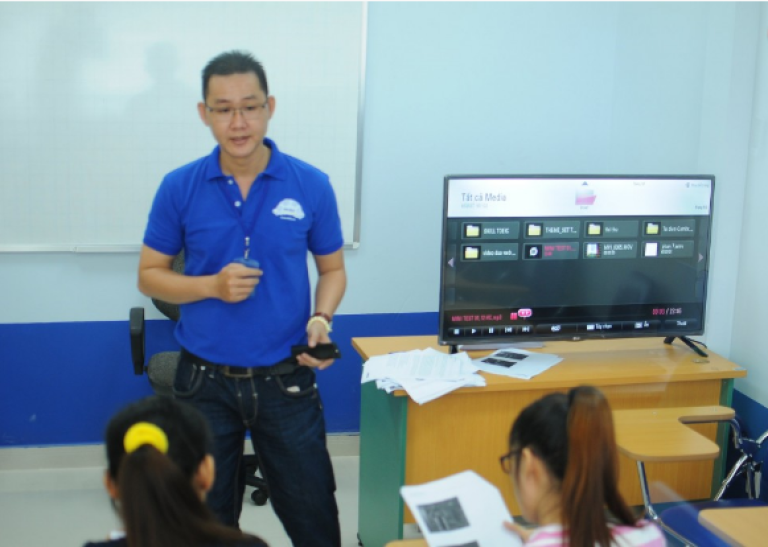 Giảng viên nhiệt tình giảng bài tại lớp học cho các bạn học viên