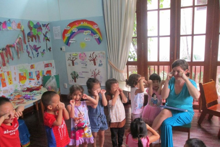 Các thầy cô luôn tận tụy, theo dõi từng đứa trẻ