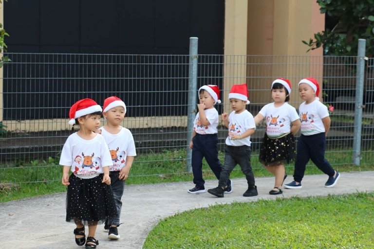 Nhà trường luôn cố gắng tạo môi trường học tập thân thiện cho các học sinh