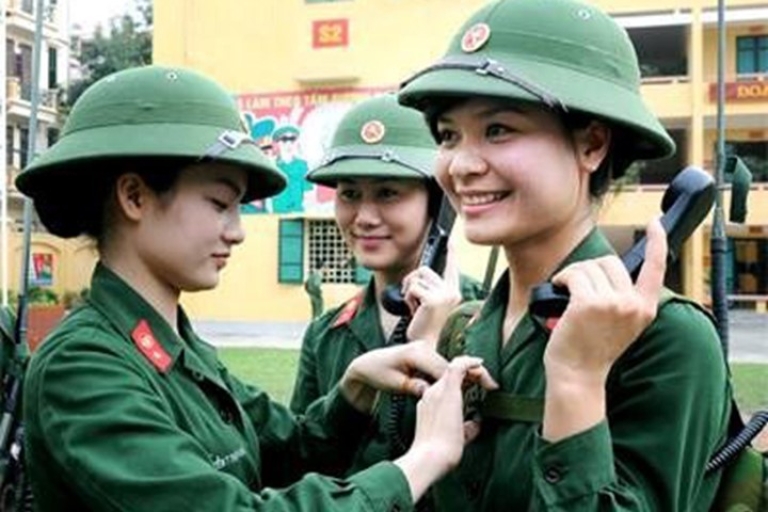 Nữ sinh Học viện Quân y duyên dáng trong bộ quân phục