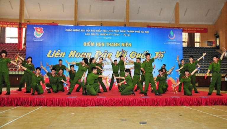 Tích cực tham gia các hoạt động văn nghê.