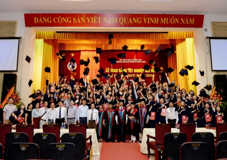 Lễ tốt nghiệp trao bằng đại học cho sinh viên ĐH Kinh tế Quốc dân