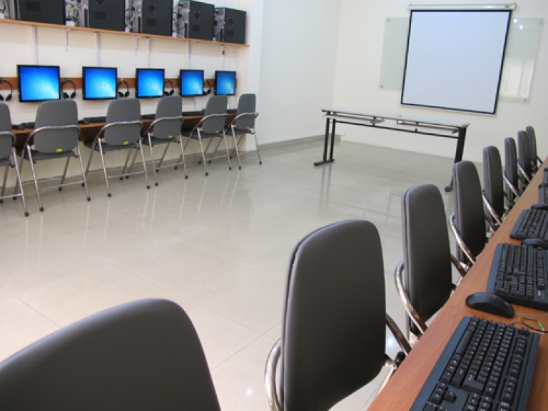 Phòng máy hiện đại của ISEE
