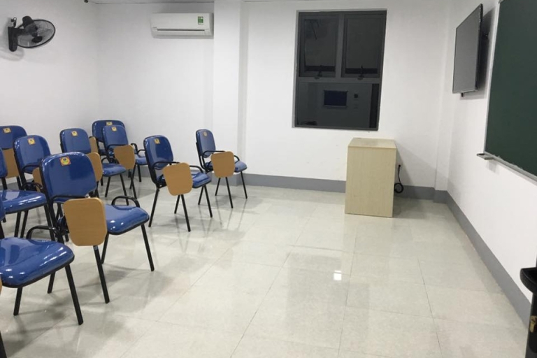 Phòng học được bố trí thiết bị đầy đủ