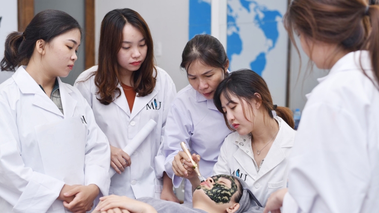 Học viện Thẩm mỹ M.I.U