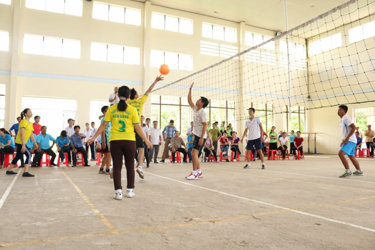 Đội bóng chuyền của trường đang thi đấu (Nguồn: congdoankiengiang)