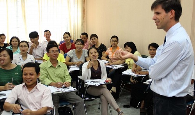 Giáo viên của trung tâm luôn tận tình hướng dẫn học viên