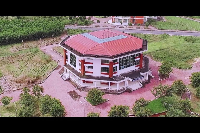 Hình ảnh nhìn từ trên cao của trường (Nguồn: YouTube)