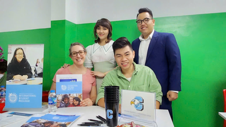 Du học Cá Chép Dora