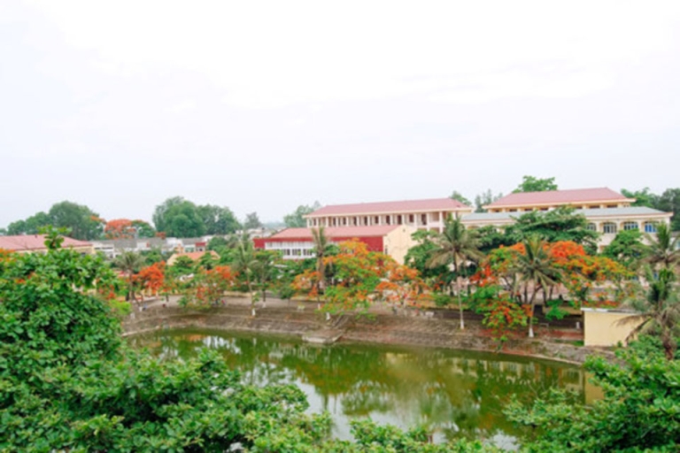 Quan cảnh xung quanh trường