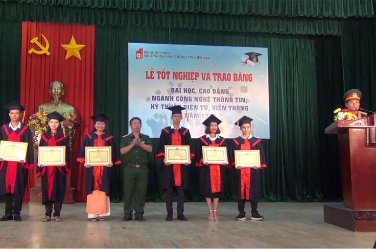 truong-dai-hoc-thong-tin-lien-lac-1