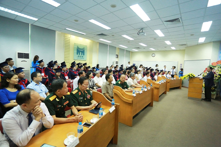 Ban lãnh đạo và đại biểu dự lễ tốt nghiệp tại khoa