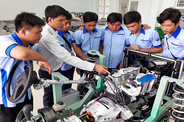 Giảng viên hướng dẫn sinh viên thực hành