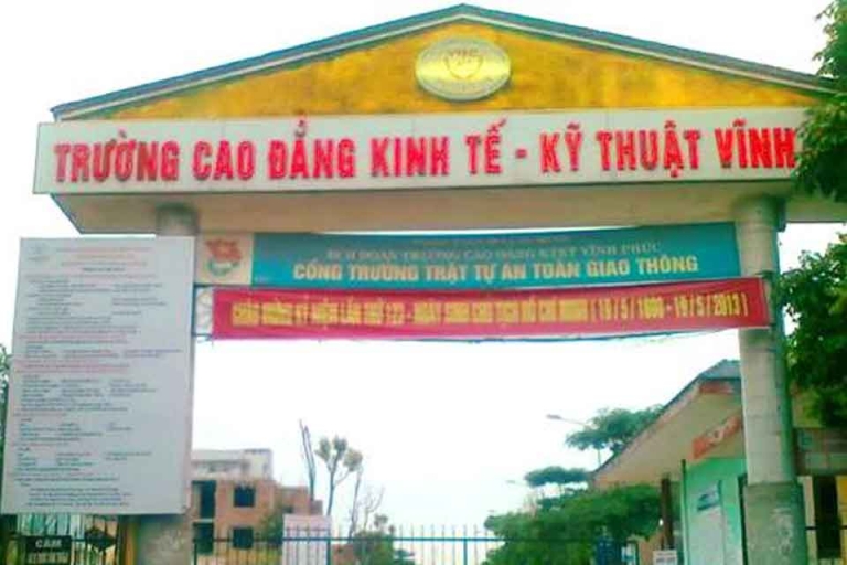 Cổng trường Cao đẳng kinh tế - kỹ thuật Vĩnh Phúc