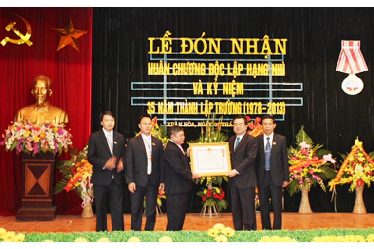 Trường Cao đẳng nghề Việt Xô số 1 đón nhận Huân chương Độc lập hạng Nhì