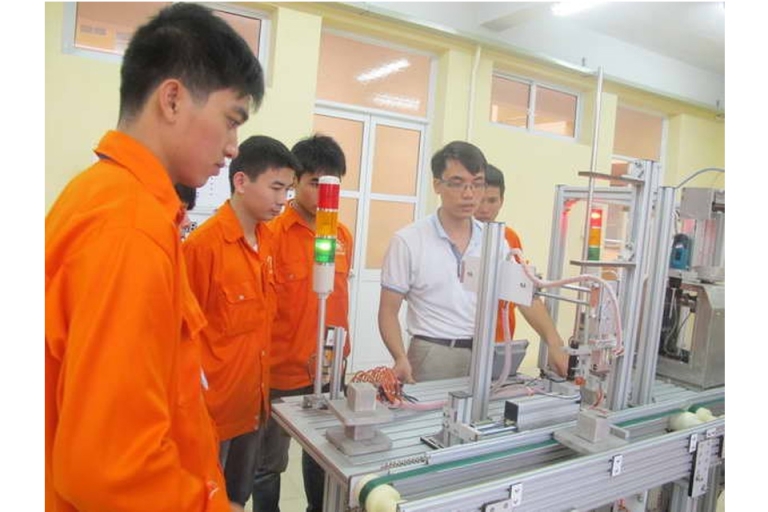 Thầy giáo Trường Cao đẳng nghề Việt Xô số 1 hướng dẫn học viên trong giờ thực hành