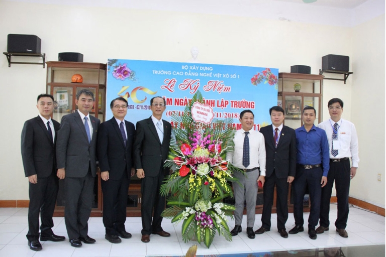 Đại diện đối tác quốc tế tới chúc mừng nhà trường