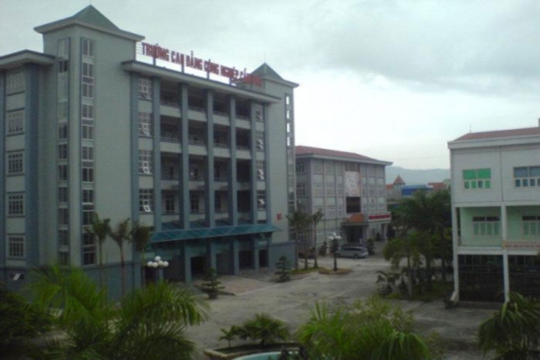 Khuôn viên trường