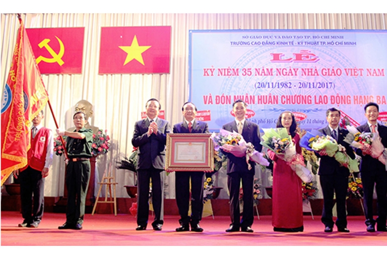 Ban Giám hiệu nhà trường đón nhận Huân chương Lao động hạng ba