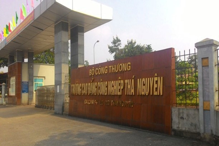 Phía trước cổng trường