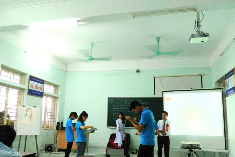 Giờ học của sinh viên cùng với sự hướng dẫn của giảng viên nhiều năm kinh nghiệm