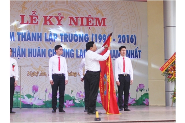 Trường Cao đẳng nghề Du lịch và Thương mại Nghệ An đón nhận Huân chương Lao động hạng Nhất