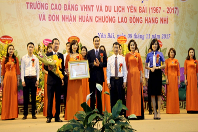 Trường đón nhận Huân chương Lao động hạng Nhì