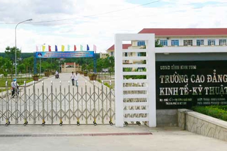 Cổng trường Cao đẳng Kinh tế Kỹ thuật Kom Tum