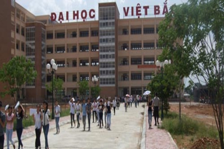 Bên ngoài trường Đại học Việt Bắc