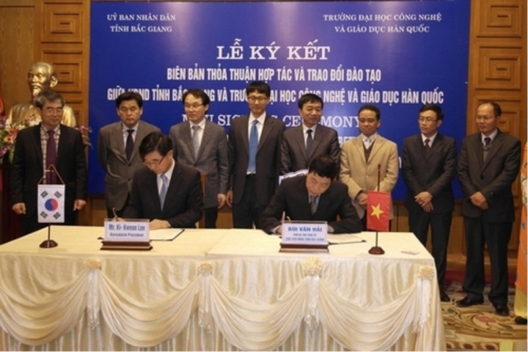 kí kết hợp tác