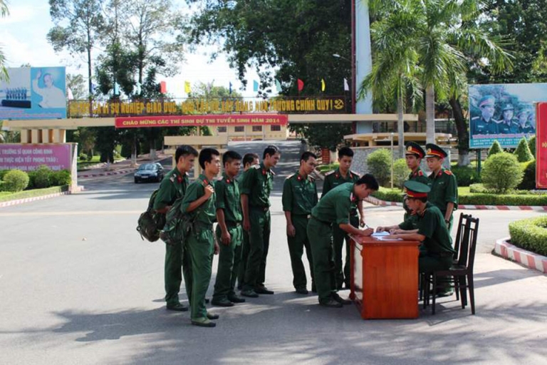 Cán bộ thực hiện công tác quản lý học viên