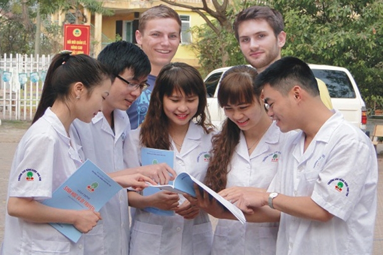Sinh viên và giảng viên sau giờ học