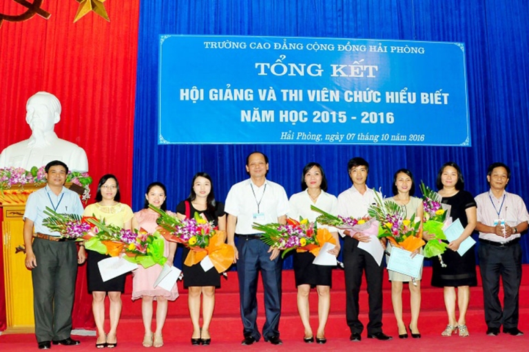 Hội giảng và thi viên chức tại trường