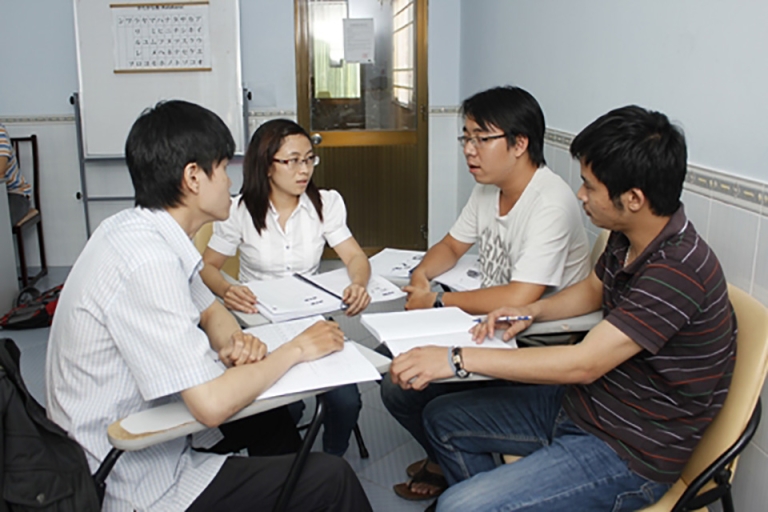 Nhóm học nhỏ trong giờ học tại Trường Nhật ngữ Lapis
