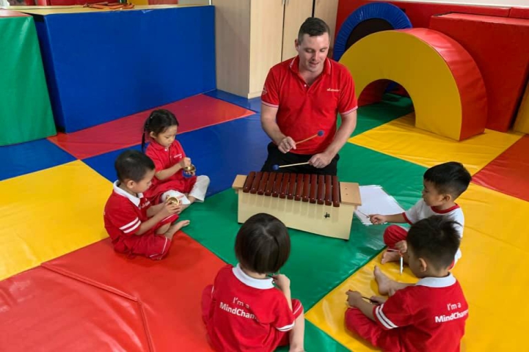 Các bé được hướng dẫn học nhạc cụ