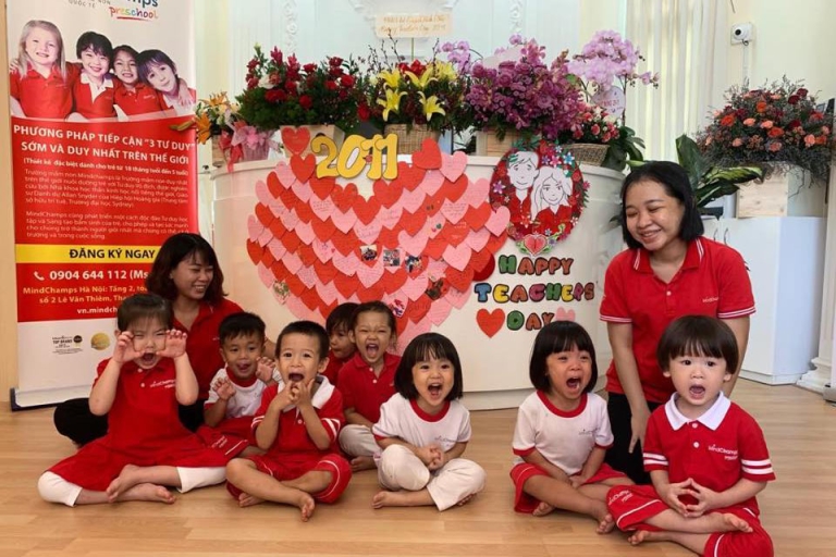 Cô và các bé trong một buổi học lý thú