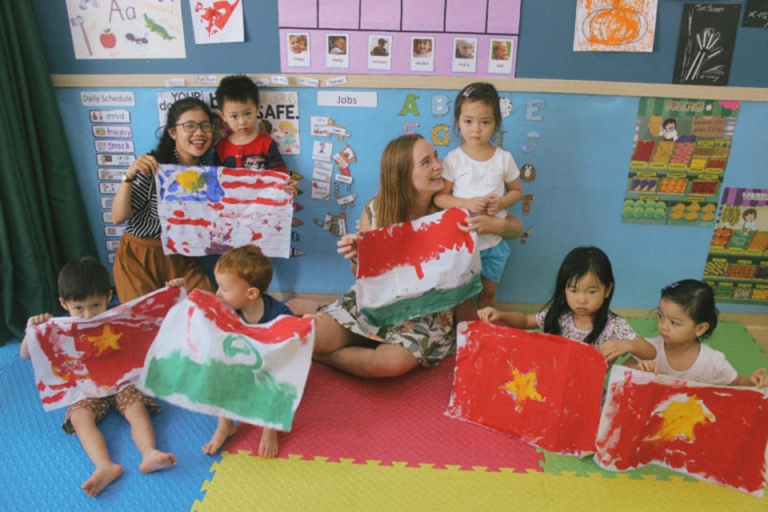 Các bé trong giờ học với giáo viên nước ngoài