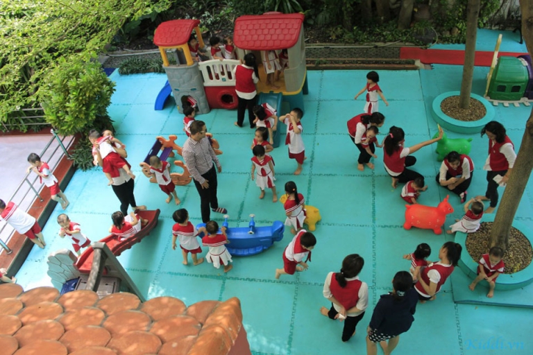Khuôn viên trường nơi bé vui chơi