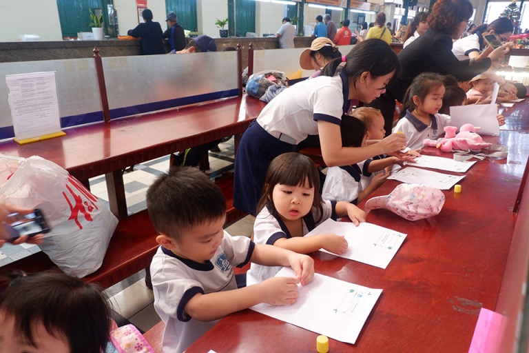 Các em đang được cô hướng dẫn cách viết chữ