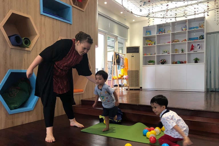 Các em tự do chơi đùa trong lớp