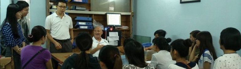 Huy Linh English tập trung vào đào tạo hai kĩ năng Nghe, Nói với những bài học thực tế.