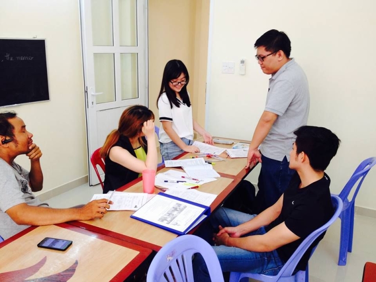 Huy Linh đào tạo học viên theo phương pháp khác biệt giúp mọi người cải thiện Tiếng Anh hiệu quả.