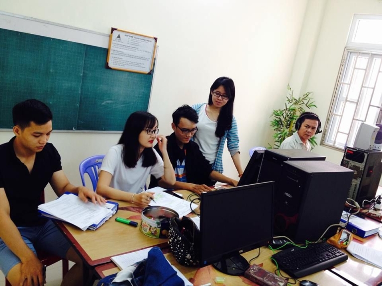 Một góc lớp học tại Huy Linh với đầy đủ thiết bị cho giảng viên và học viên.