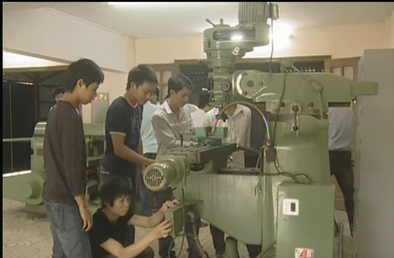 Phòng cơ khí thực hành Đại học Phương Đông