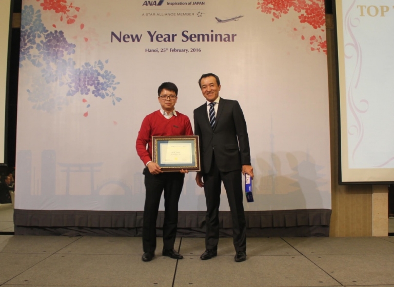 Anh Phạm Hải Bằng (bên trái) - Cựu sinh viên Đại học Phương Đông