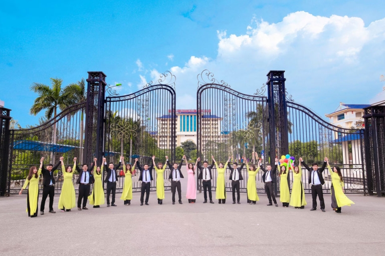 Cơ sở vật chất  Sinh viên HUBT có cơ hội học tập trong môi trường thân thiện, cơ sở vật chất hiện đại và tân tiến. Mỗi phòng học đều được trang bị hệ thống máy chiếu, âm thanh và mạng lưới wifi phủ khắp khuôn viên trường. Bên cạnh đó, nhà trường có một canteen lớn và nhiều canteen nhỏ, các máy bán nước tự động phân bố khắp các tầng học, thân thiện, thuận tiện cho sinh viên. Các phòng học chức năng dành cho việc học tập, nghiên cứu khoa học,thư viện, kiểm tra và thi hết học phần đều được trang bị hệ thống máy tính hiện đại, có camera giám sát trong quá trình thi, bạn có tất cả mọi điều kiện để tập trung vào việc học tập. Tại cơ sở Từ Sơn, Bắc Ninh, chúng tôi tự hào với hệ thống cơ sở vật chất hiện đại với tổng diện tích lên tới 20ha bao gồm khu làng khoa học với 54 trung tâm thuộc Hội, khu thể thao, nhà thi đấu, sân bóng đá, bóng rổ, bóng chuyền, cầu lông, khu kí túc xá với hơn 450 phòng có đầy đủ điều kiện sinh hoạt phục vụ cán bộ giảng viên, sinh viên và khu dịch vụ các cửa hàng tiện ích, trung tâm giải trí, thể thao, thẩm mỹ và khuôn viên rộng lớn.