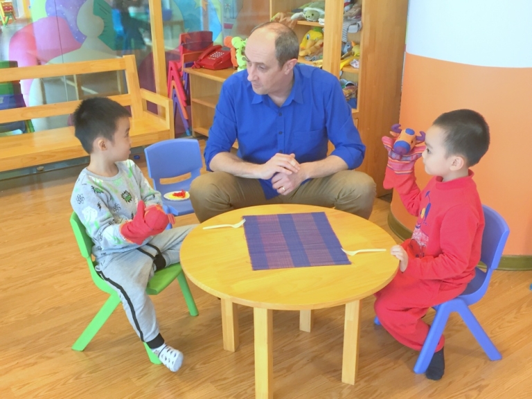 Các bé được trải nghiệm môi trường tiếng Anh lần đầu tiên tại Just Kids