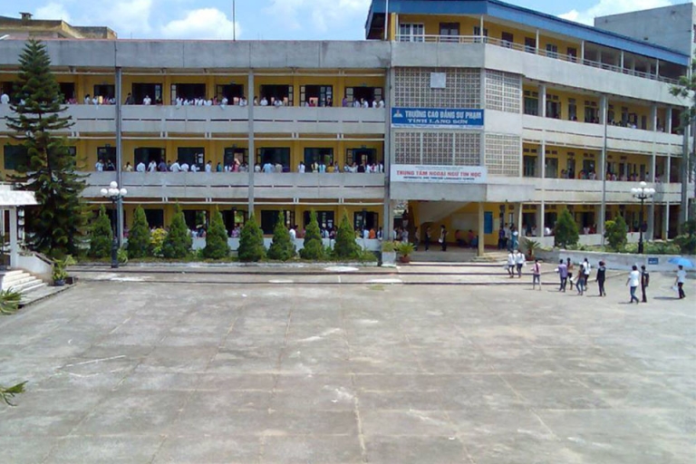 Sân trường rộng của trường Cao đẳng Sư phạm Lạng Sơn