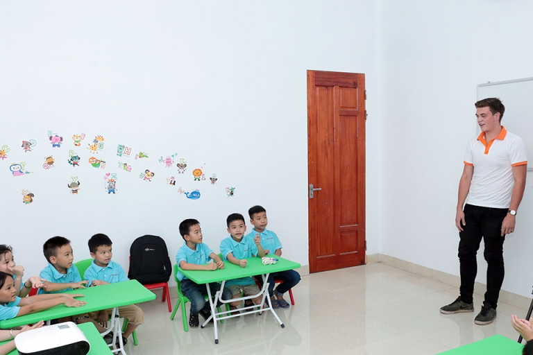 Giáo viên người nước ngoài trực tiếp tương tác với trẻ