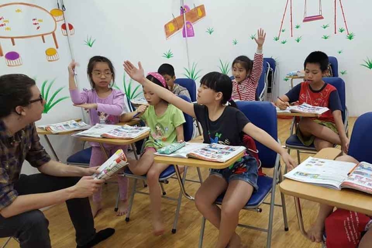 Các em thiếu nhi háo hức tham gia trong giờ học